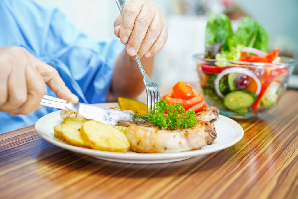 Blog 5 shutterstock 1380026912 CUTTING STEAK